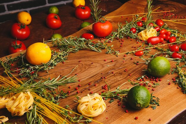 Składniki sezonowe na drewnianym stole